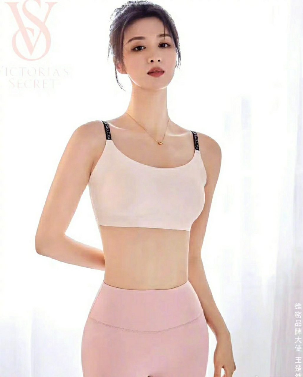 风格的"维多利亚的秘密"硬广[黑线]  她拍的就是众人熟知的"维密"内衣