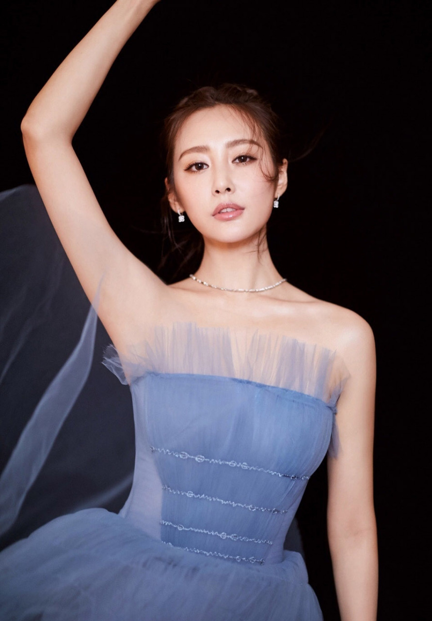 身材真绝了!35岁李纯性感妩媚女人味十足,媚到骨子里!  #我要上热门