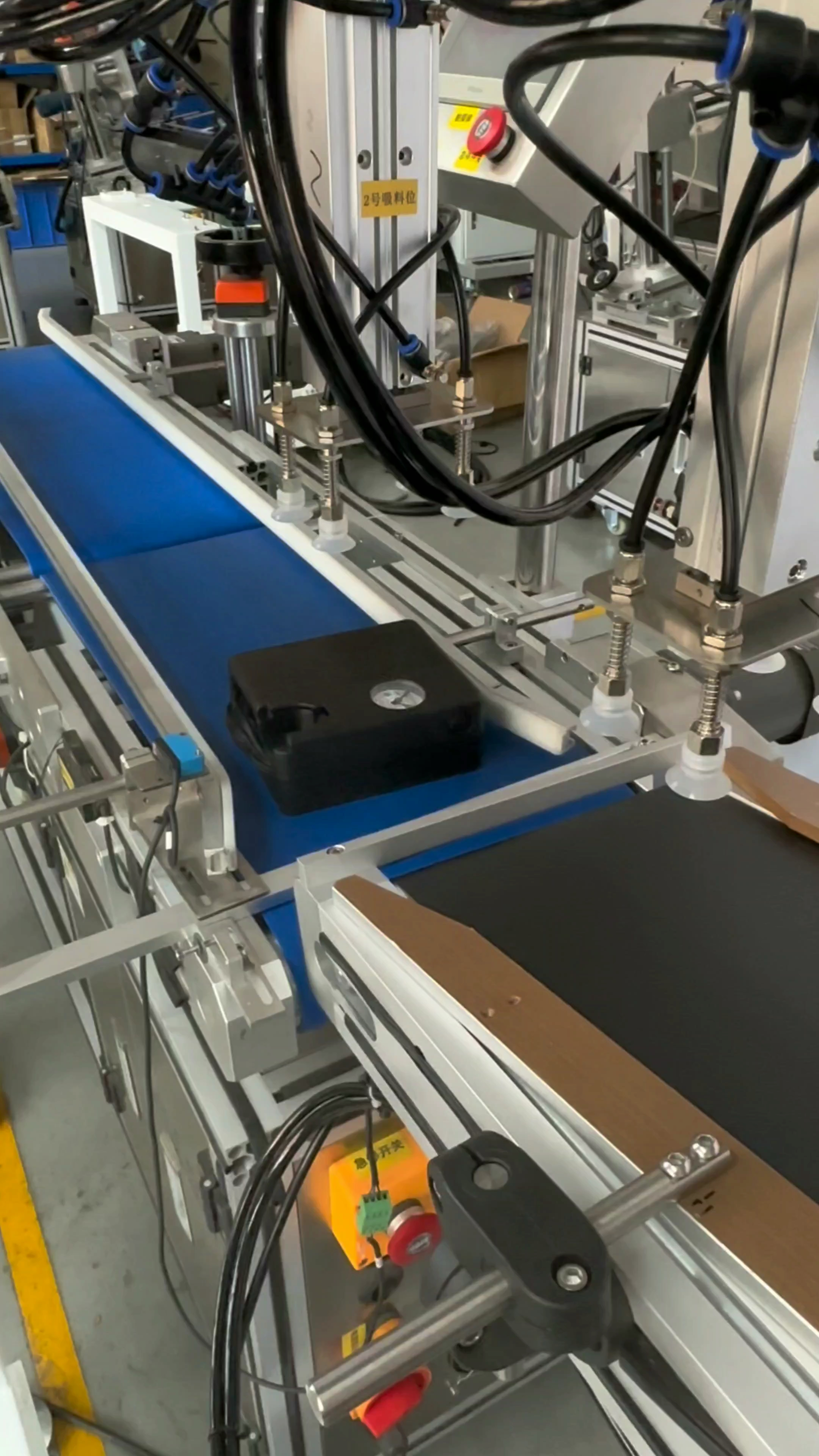 客户定制款,对接客户前端流水线的机械手上料贴标机
