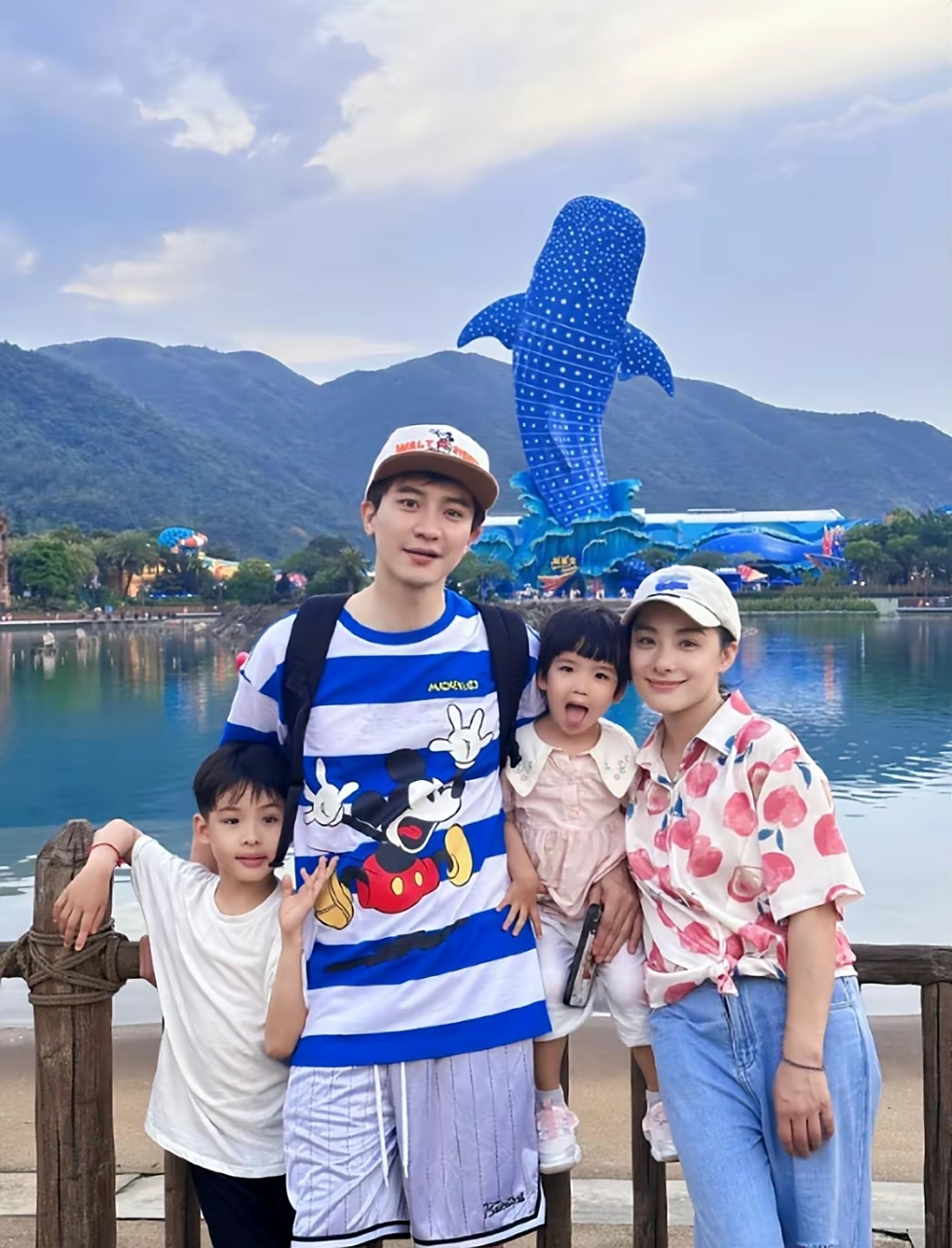 刘璇全家福,怀抱女儿紧搂儿子满脸幸福,45岁老公逆生长