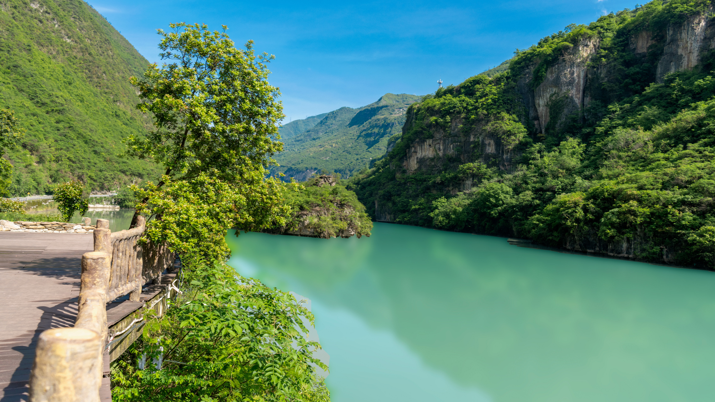 四川乐山峨边彝族自治县西大门大渡河边景色