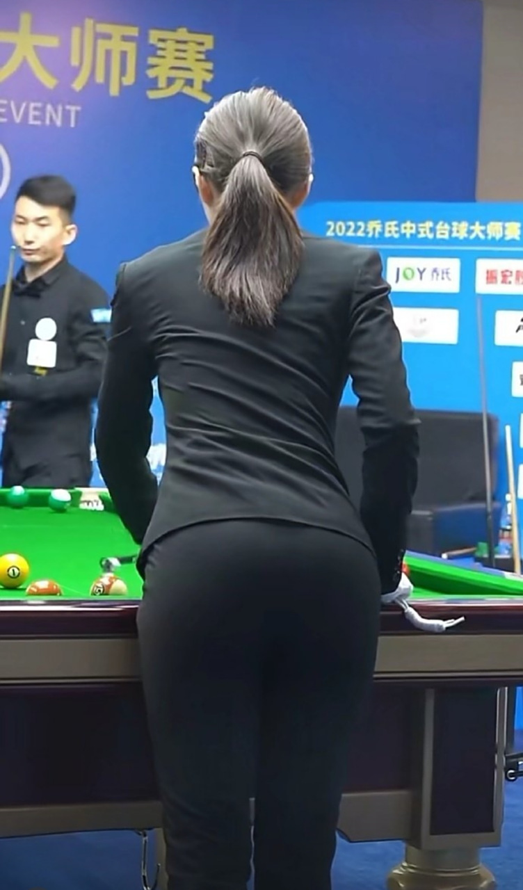 王钟瑶,顶级裁判中的顶级存在,一身黑色职业装,再加上刻意的擦这么一