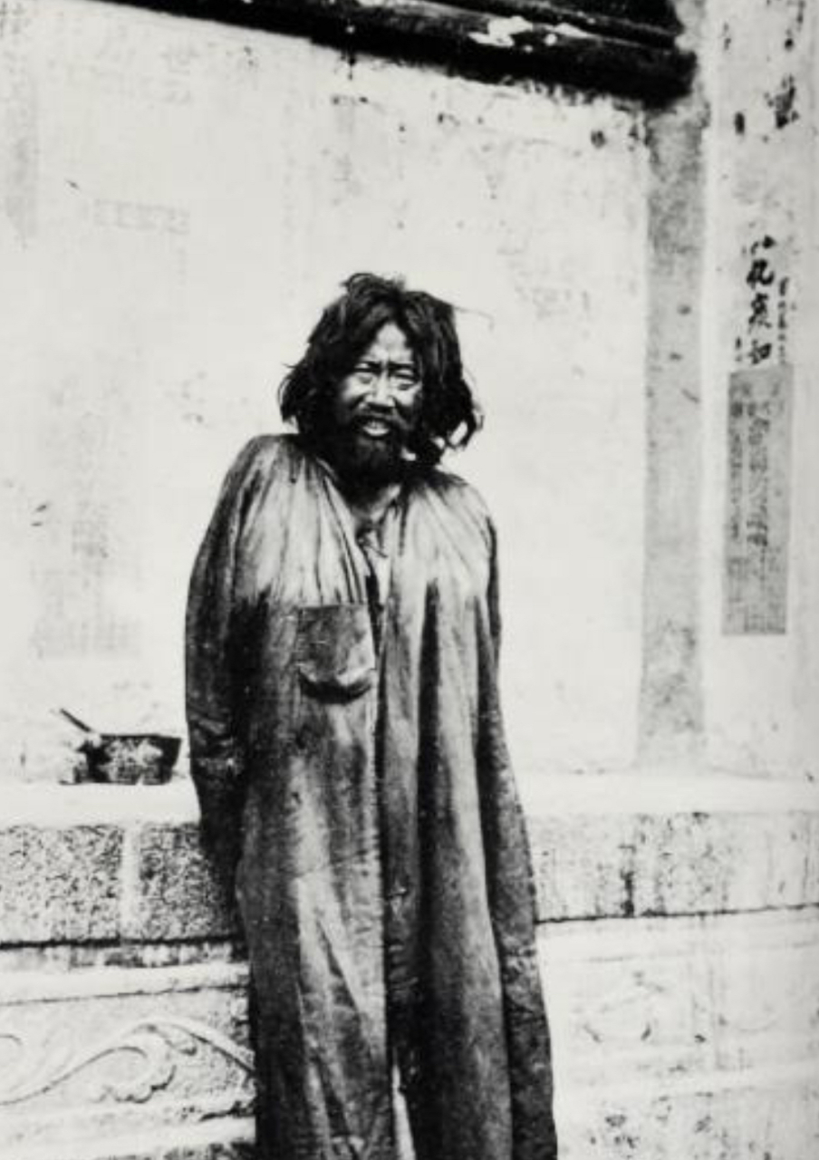 这张照片摄于1937年,照片里的这个蓬头垢面的叫化子是谁?