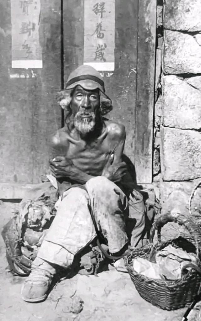 旧影:地主小老婆扭扭捏捏,祖孙三人在墙根"酒足饭饱"