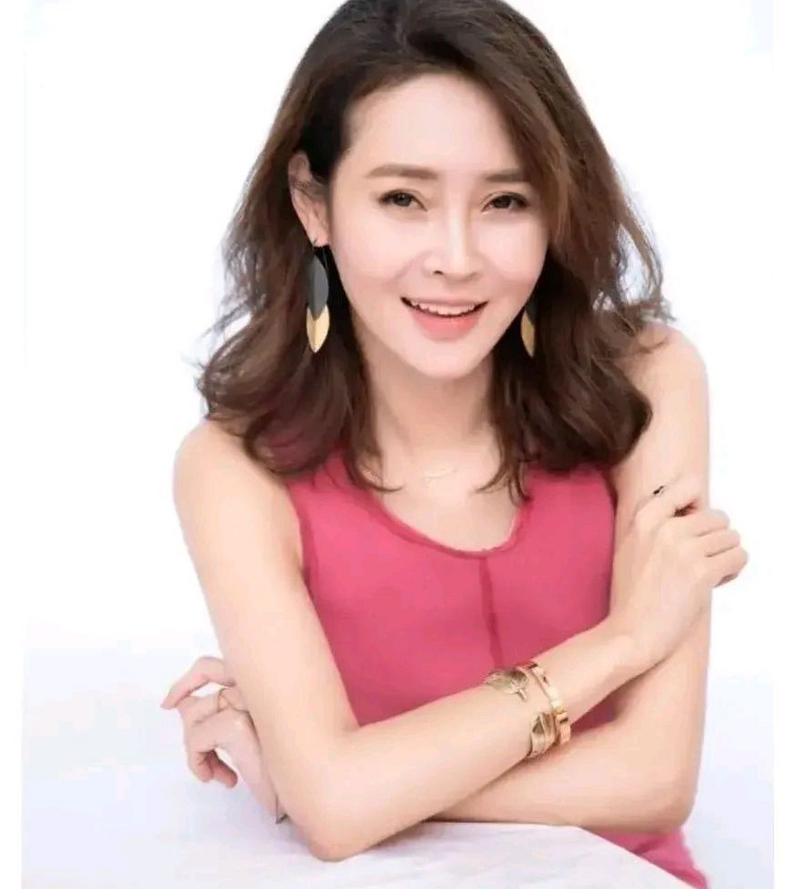 在一次访谈节目中,李静问于明加说:"电视剧《门第》在播出时,收视率就