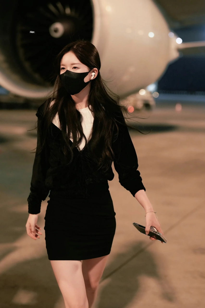 时尚穿搭# #明星穿搭# 赵露思的穿搭,全黑穿搭,已经不是小女孩啦!