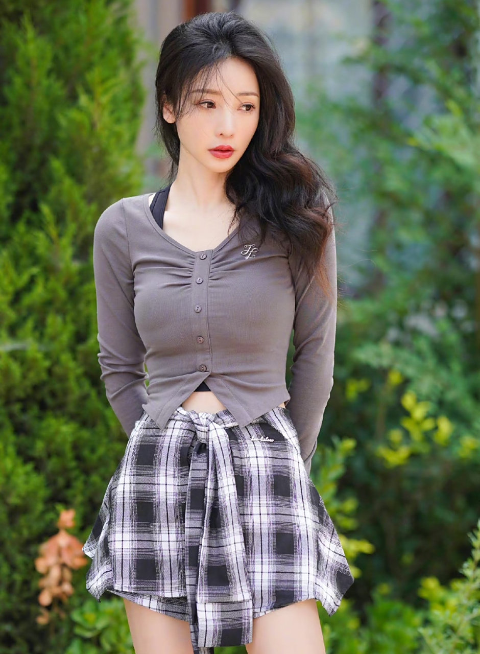 柳岩晒生活照还以为是20岁女团爱豆,长发披肩又白又瘦,连裙子都那么有