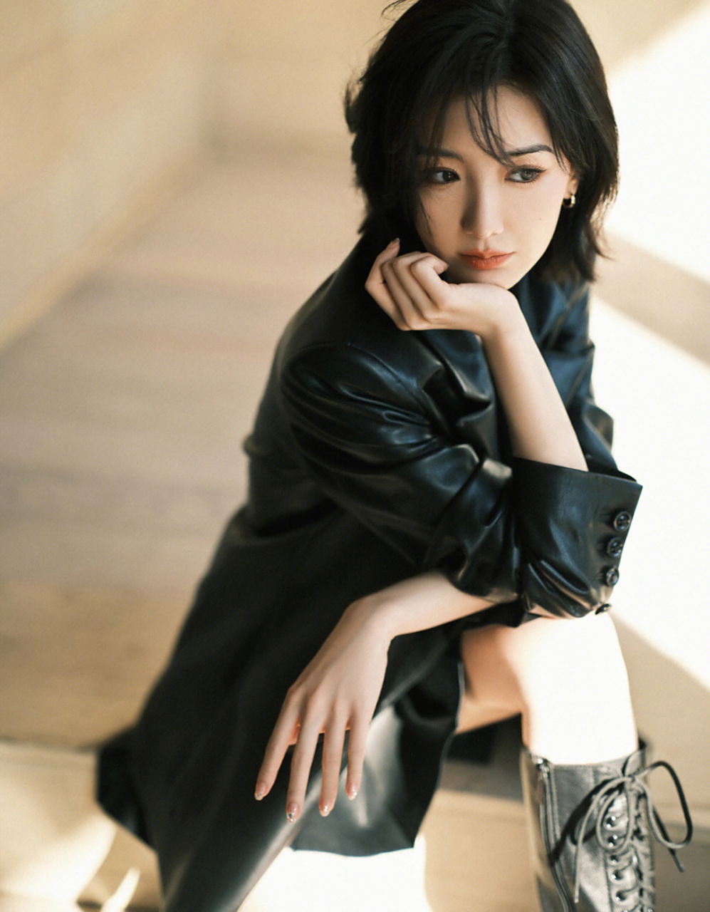 毛晓彤化身街头酷girl,白色绑带露脐背心配黑色皮夹克,皮裙,脚踩高筒