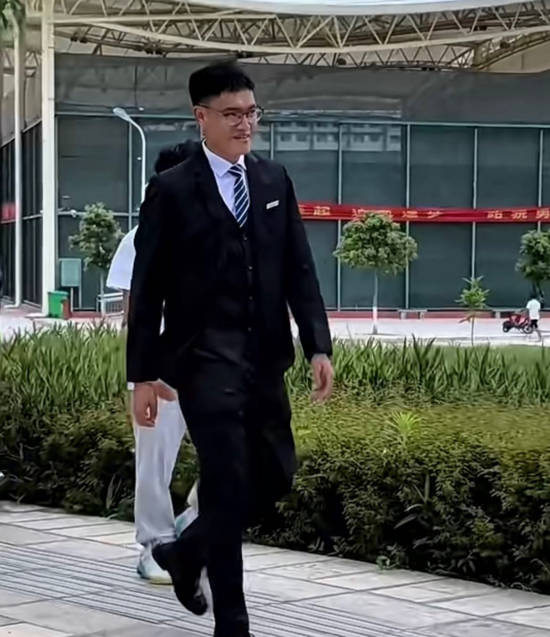 他姓农,名大丁,农大丁同学,穿上正装气质立马提升了.