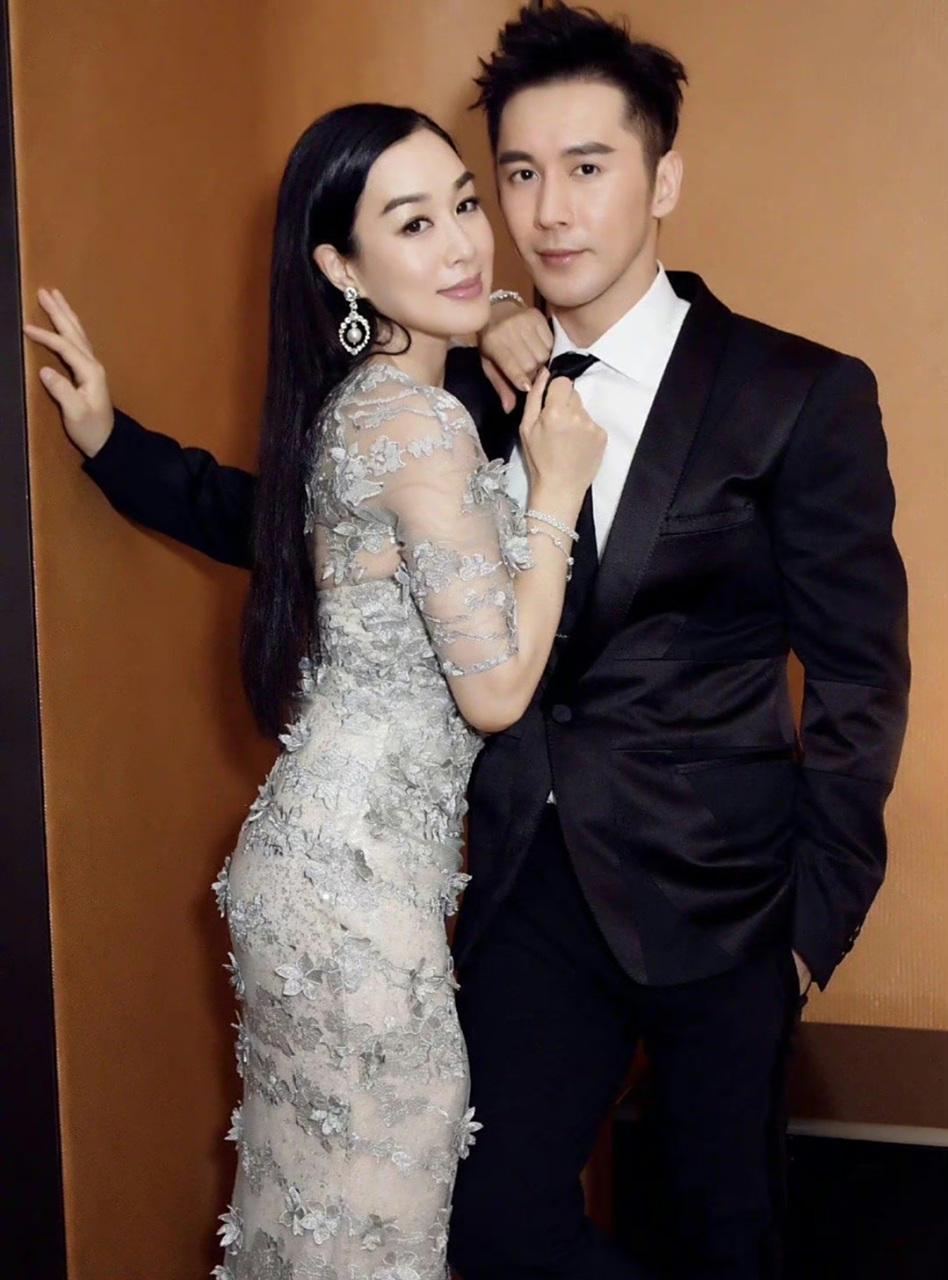 当年,张伦硕33岁,没房没车,而钟丽缇45岁,身价过亿,离过婚,有3个孩子.