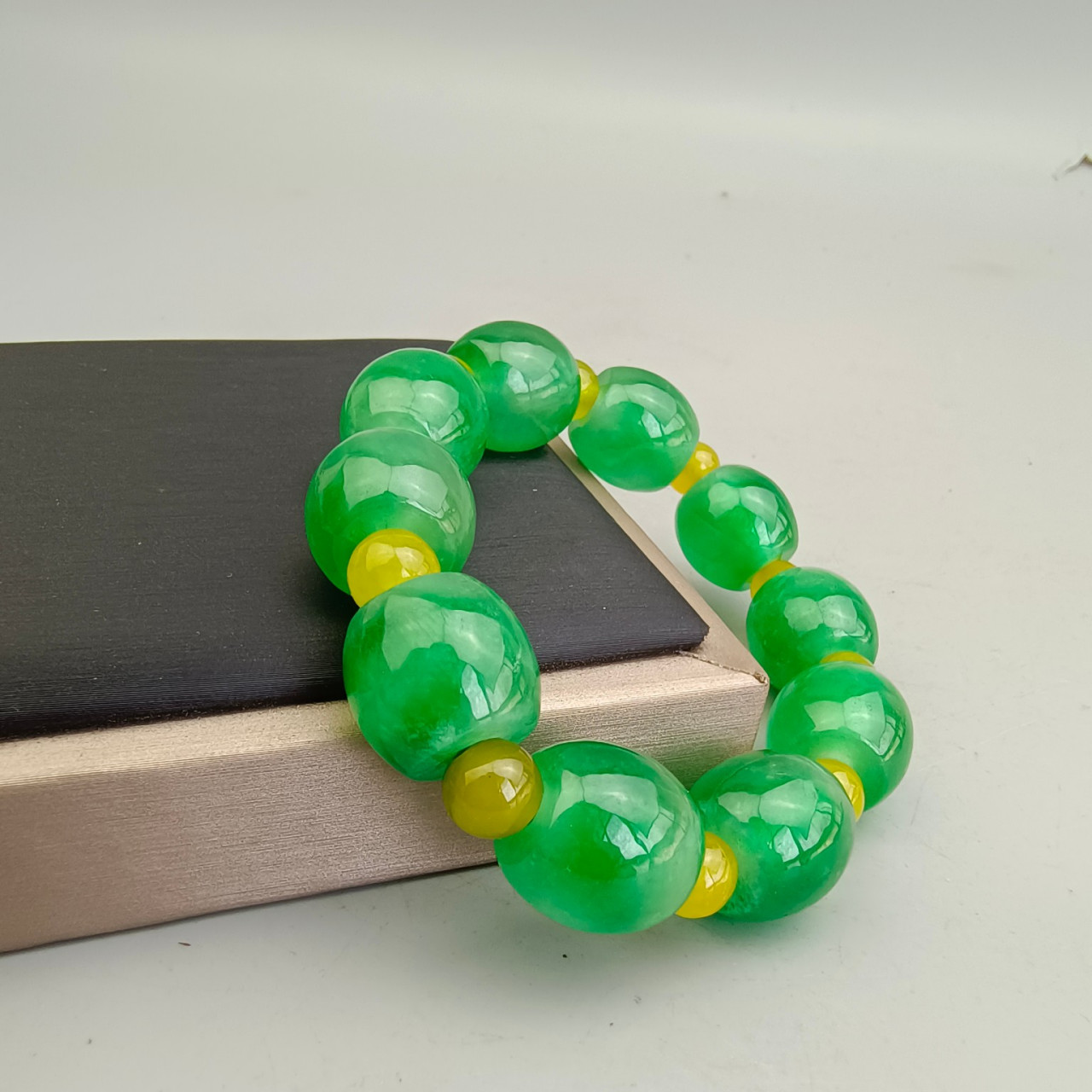 古玉老玉古董收藏的古代缅甸冰种浅绿色老翡翠路路通手链手串