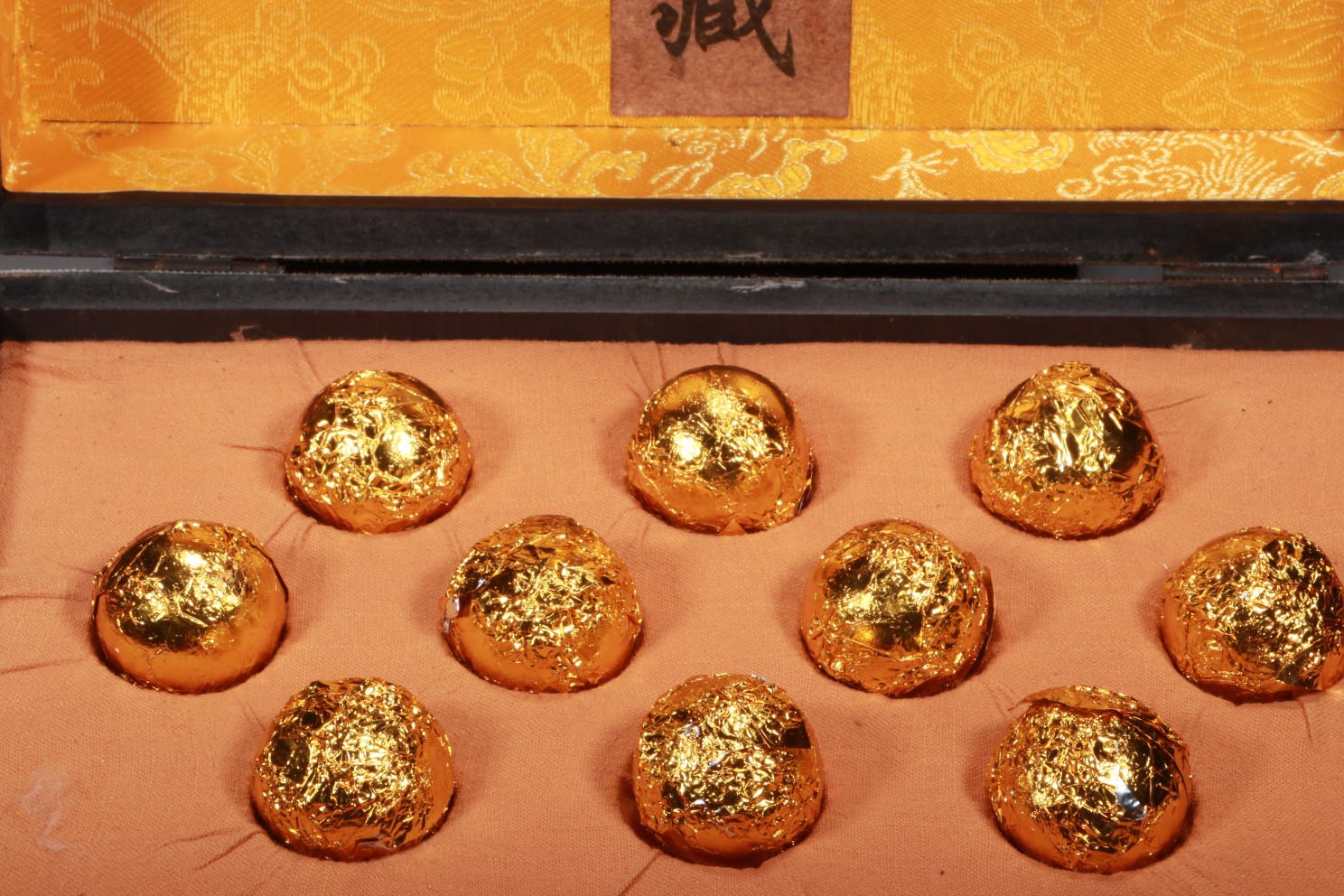 清代宫廷御赐安宫牛黄丸一盒,共10粒,带金箔