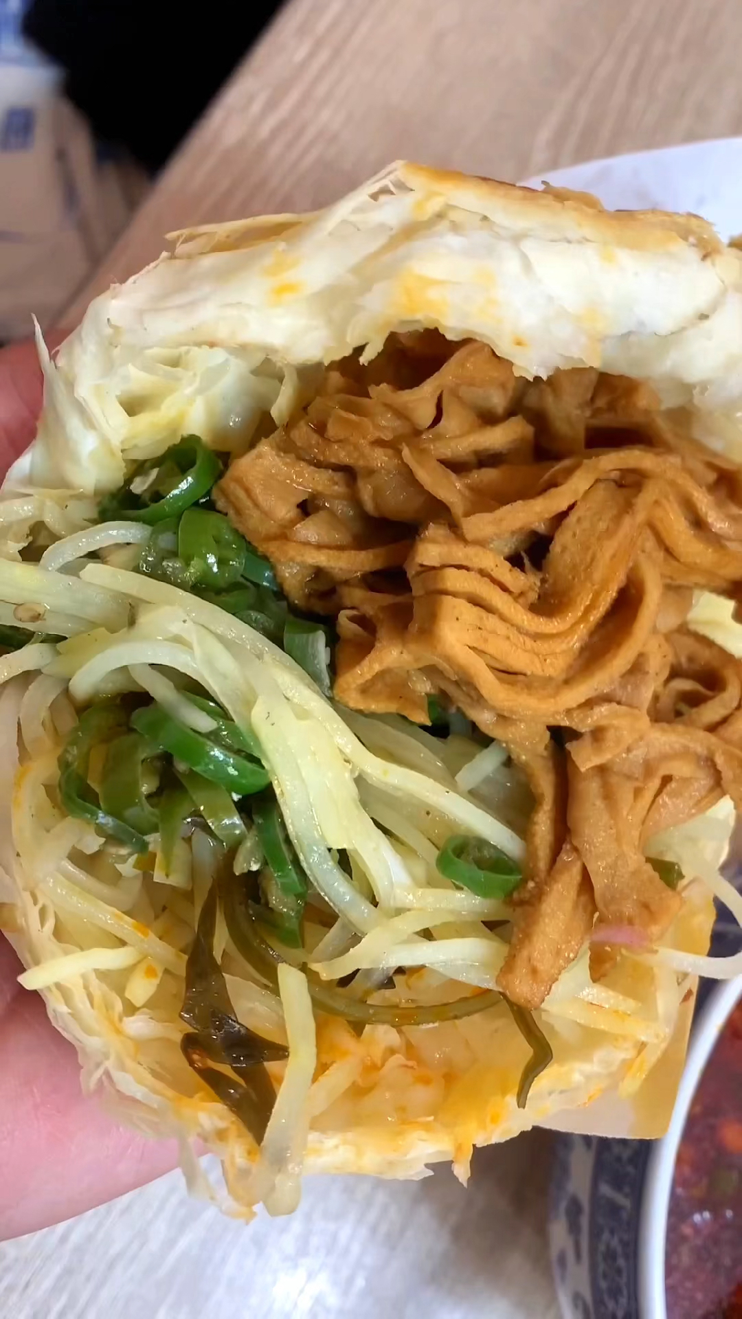 麻辣米线配卤花干菜夹馍,十来块钱好吃还顶饱