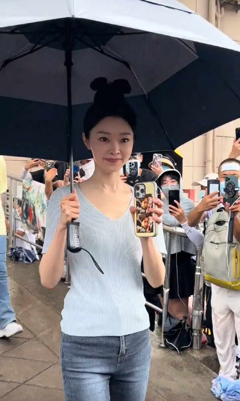 宋轶 又穿了丑丑的牛仔裤 #宋轶# 钟爱各种丑丑的牛仔裤,别人穿可能会