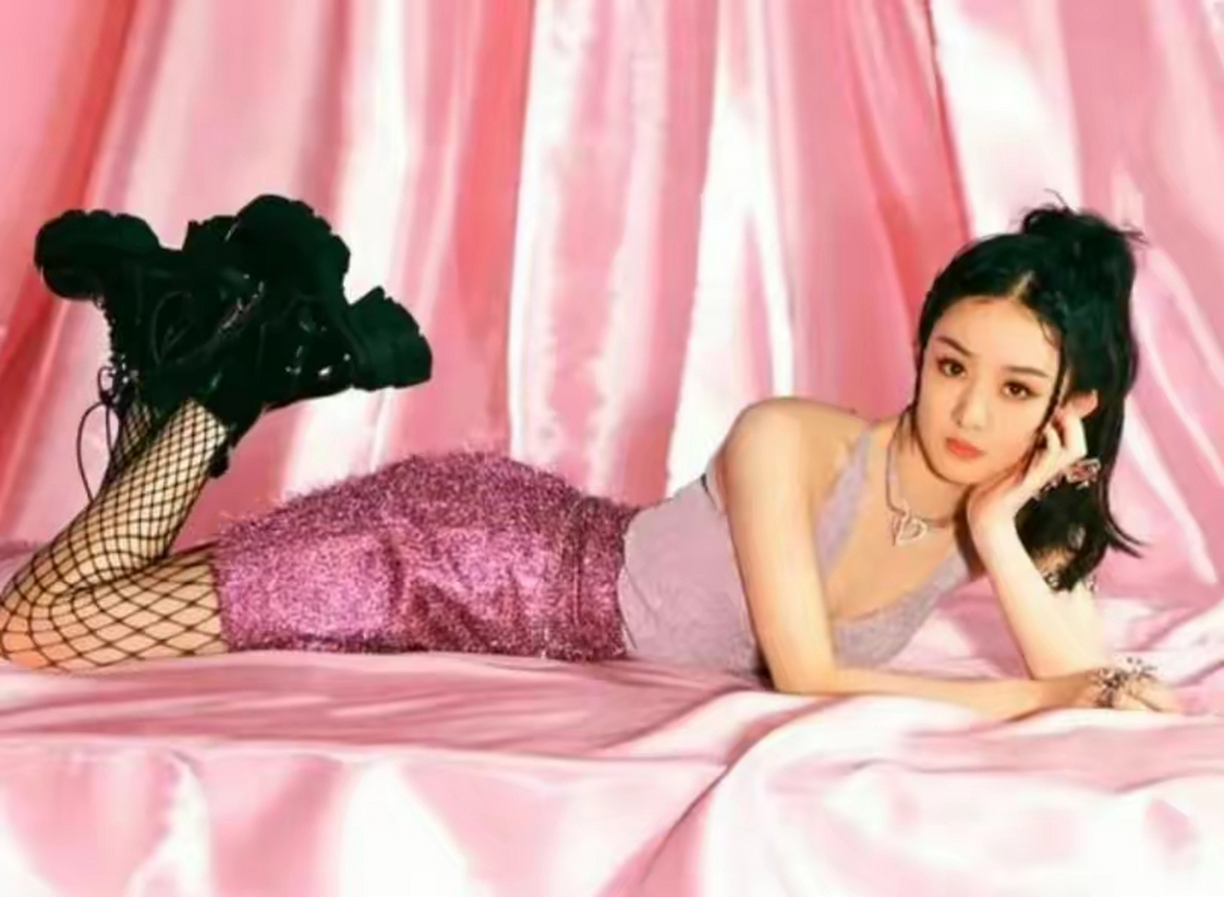 赵丽颖再现非主流风采,黑色渔网丝袜搭配紫色短裙,气场十足