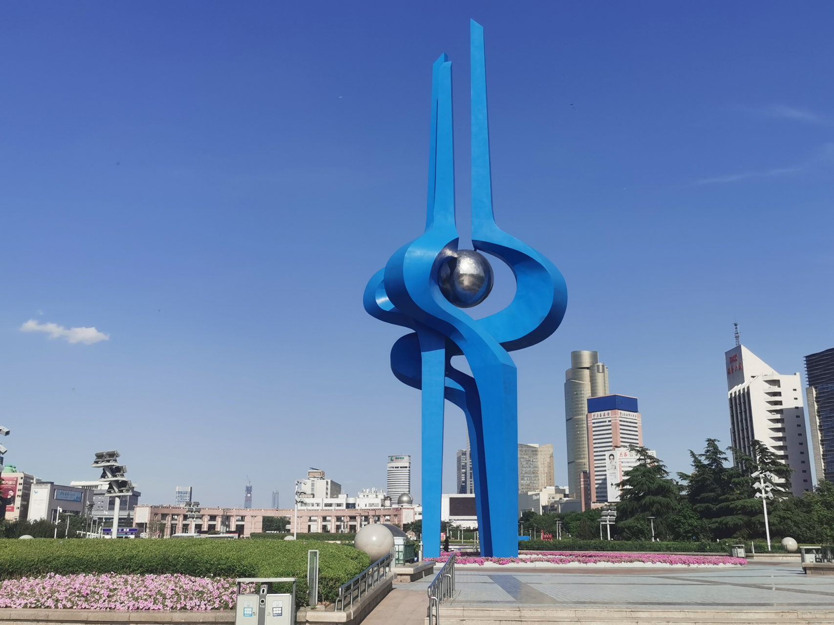 济南# 泉标与cbd摩天大楼交相辉映.