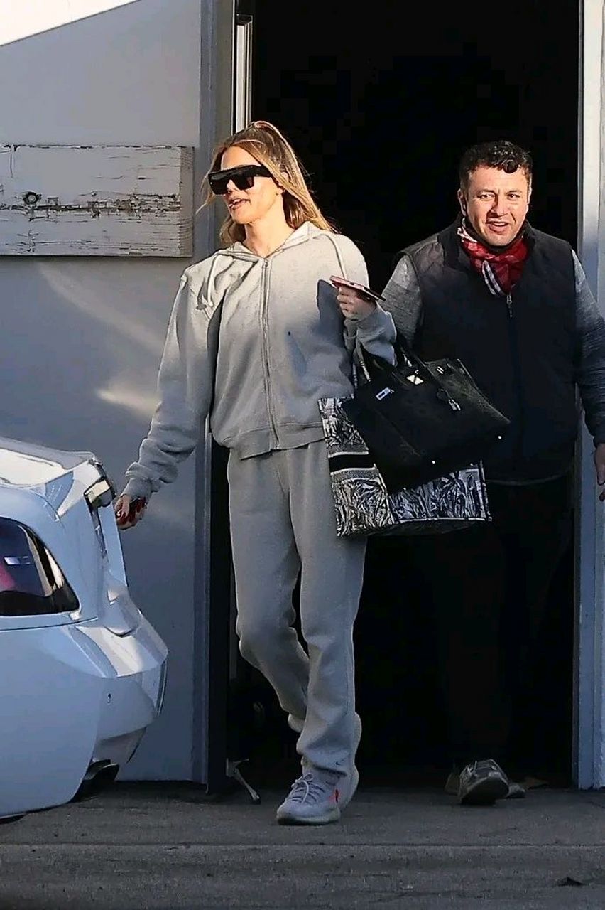 最近科勒卡戴珊出现在洛杉矶街头,她穿了一身灰色的运动装,脚踩灰色