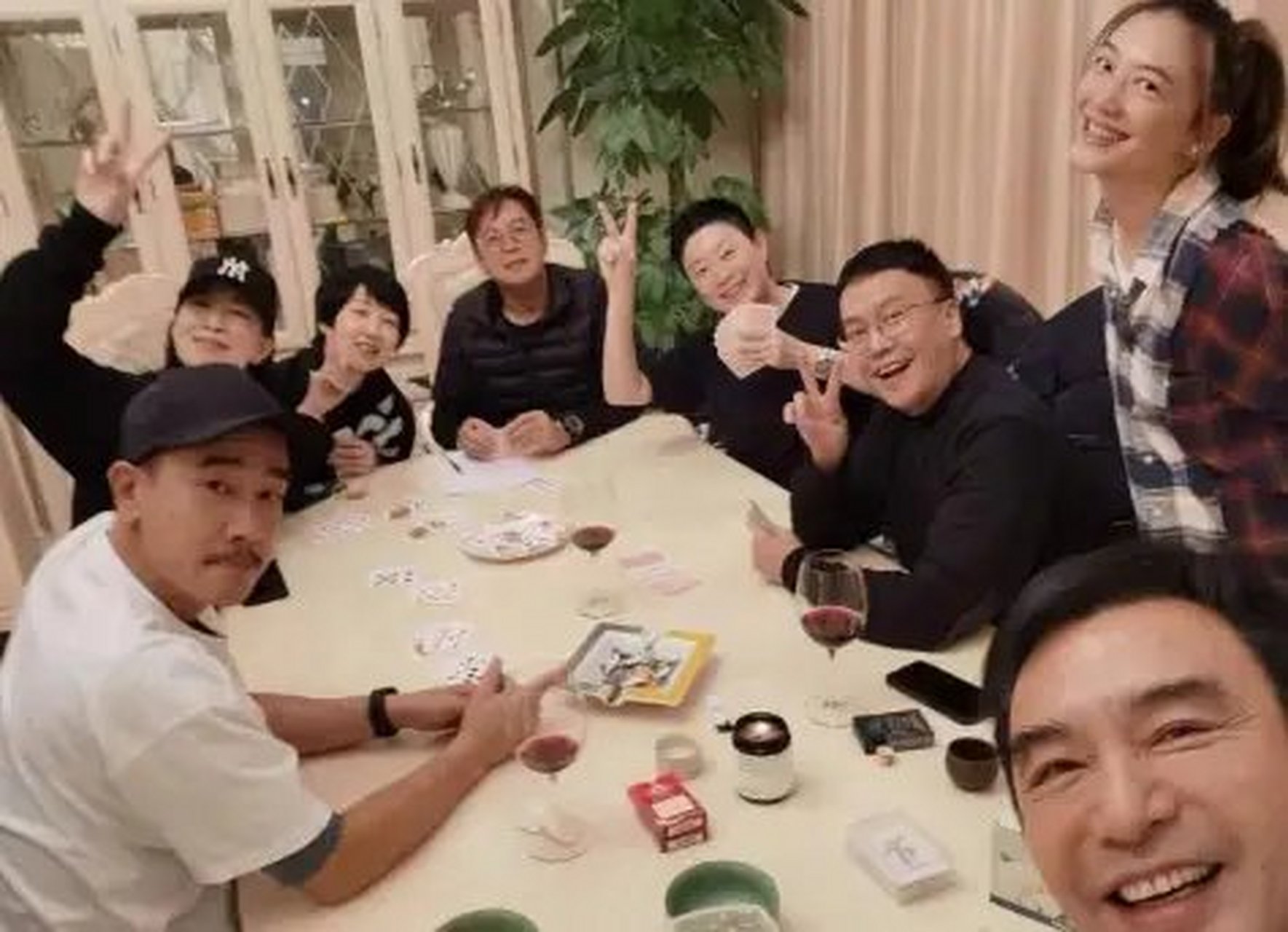 上学时候的偶像校长谭咏麟,通过个人某社交平台晒出了一组多位好友