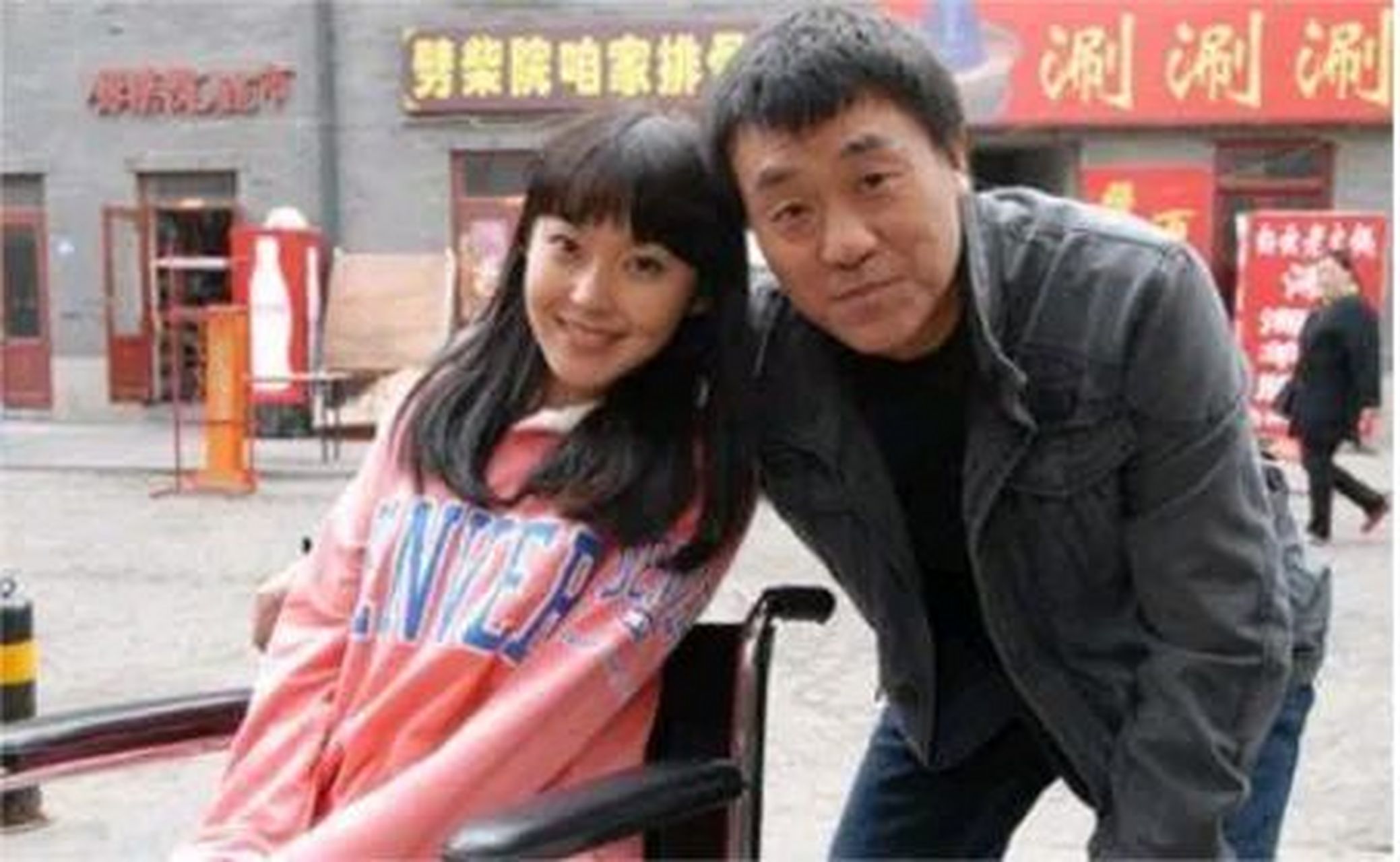 拍摄《白鹿原》时,何冰和李沁两人躺在床上等待灯光布置,何冰有些尴尬