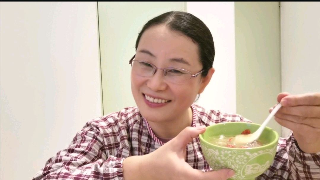 鲜银耳红枣莲子羹,每天喝上一碗,气色红润美容养颜,美美哒