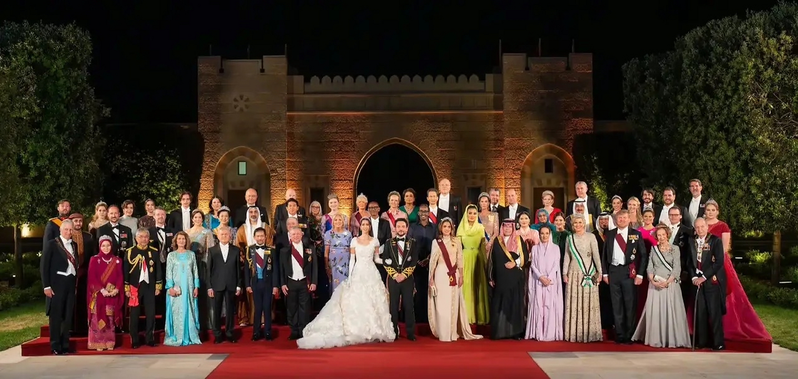 王室成员们都戴着王冠,还挺震撼的.侯赛因王储站在中间.