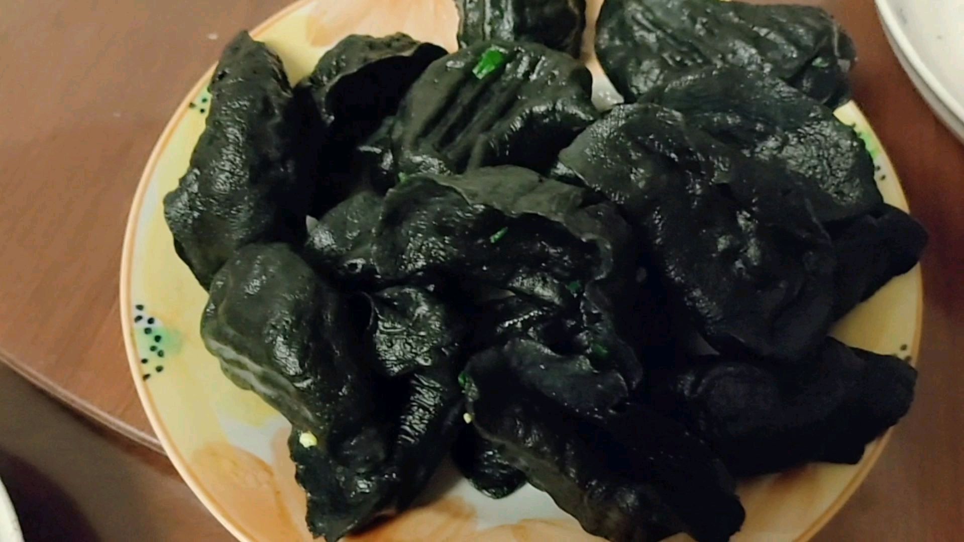 用墨鱼汁和面做了韭菜素水饺,不好看但很好吃,您吃过吗