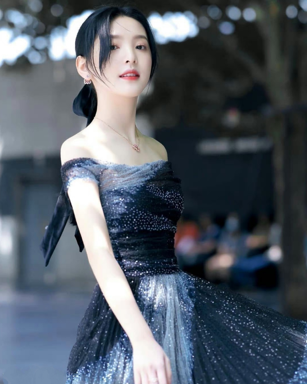 章若楠# 一袭星光璀璨抹胸溜肩纱裙,肤白貌美的容颜,白皙细嫩的肩颈