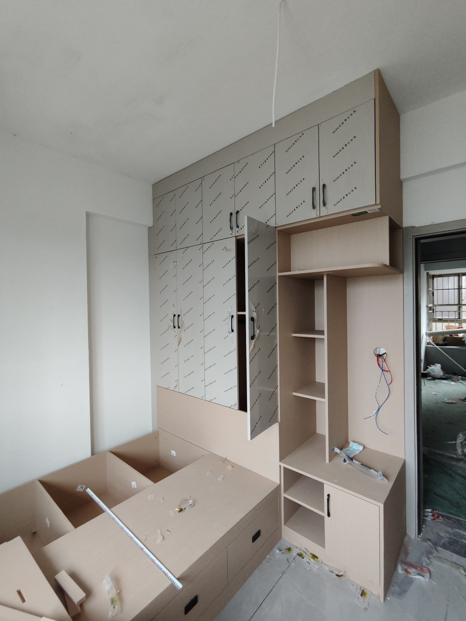 榻榻米床跟衣柜连成一体,这么大的储藏空间可以放好多物件,而且儿童