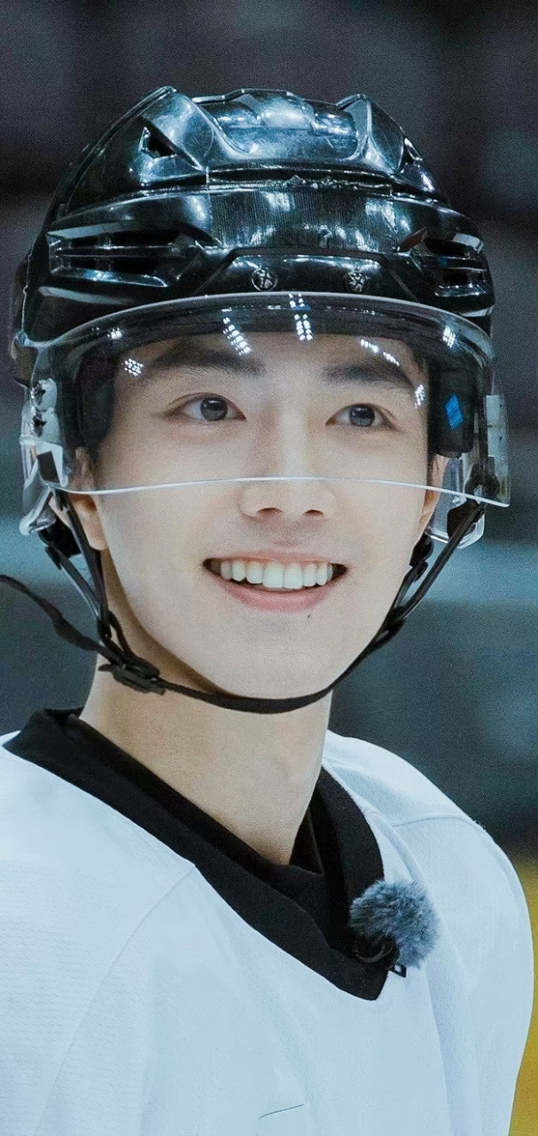 "冰球小王子"肖战来啦.冰球服简直和肖战太适配了! #肖战