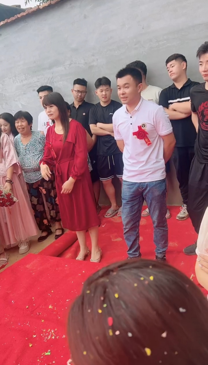 这喜公公和喜婆婆真年轻,尤其是喜婆婆真是年轻漂亮,我孩子结婚的时候