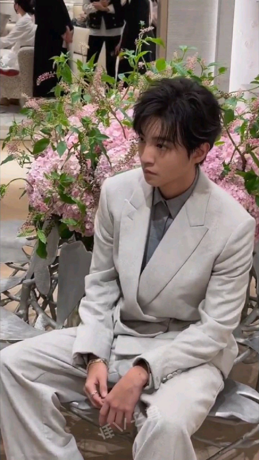 王俊凯上海活动路透灰白西装内搭衬衫帅到爆炸妥妥的贵公子既视感