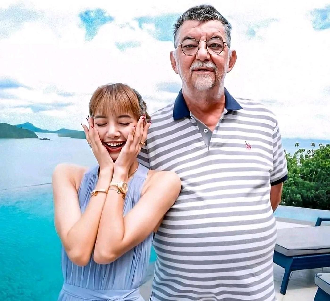 lisa和爸爸的合影,她妈妈肯定很漂亮.