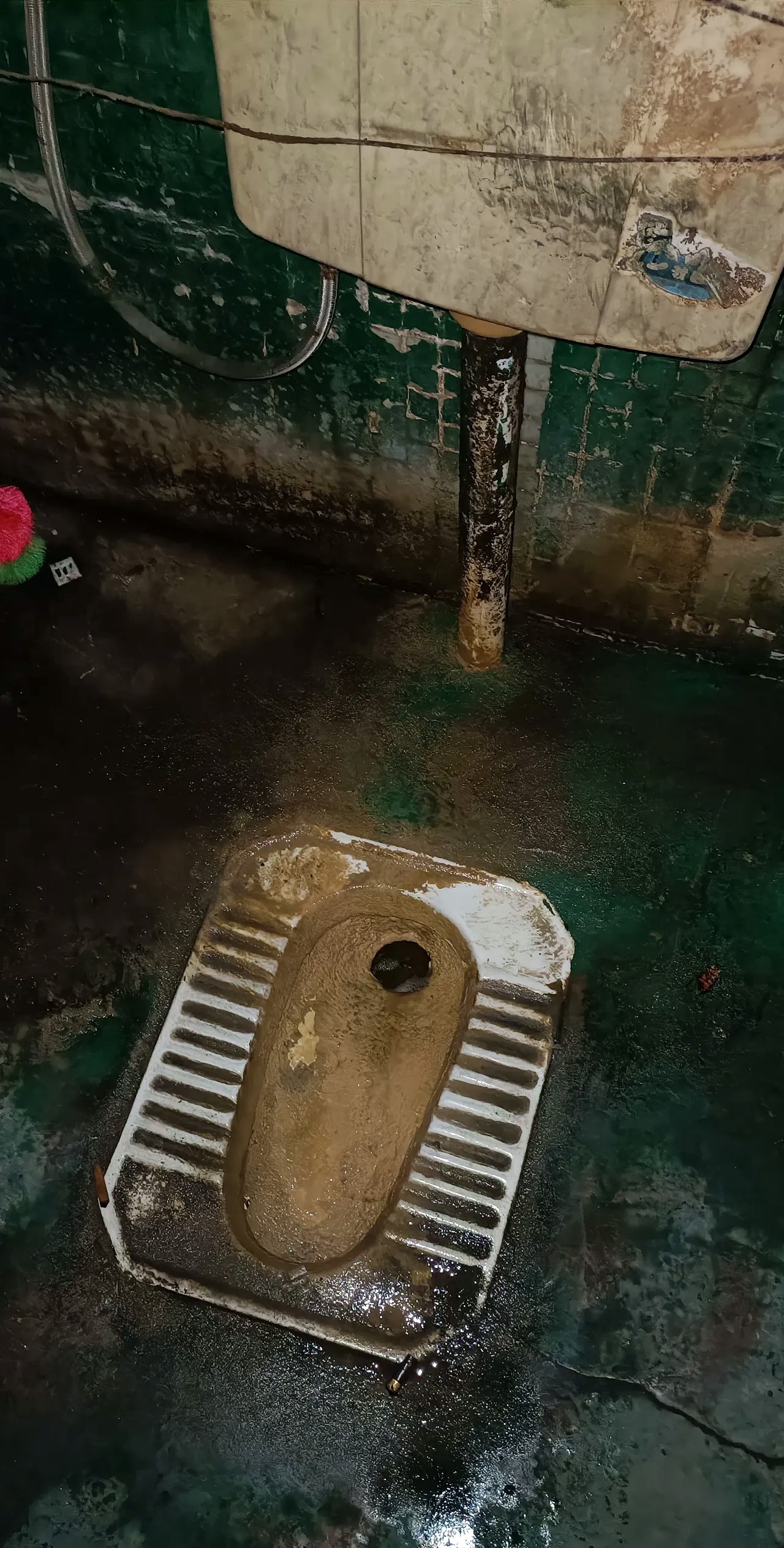 每个人在里面玩几分钟手机,一天下来就多少分钟了,厕所弄得很脏,不