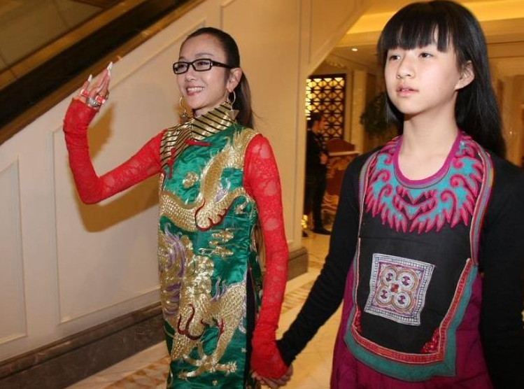 青春不老!64岁杨丽萍小彩旗重逢,与姨妈同框合照令人艳羡