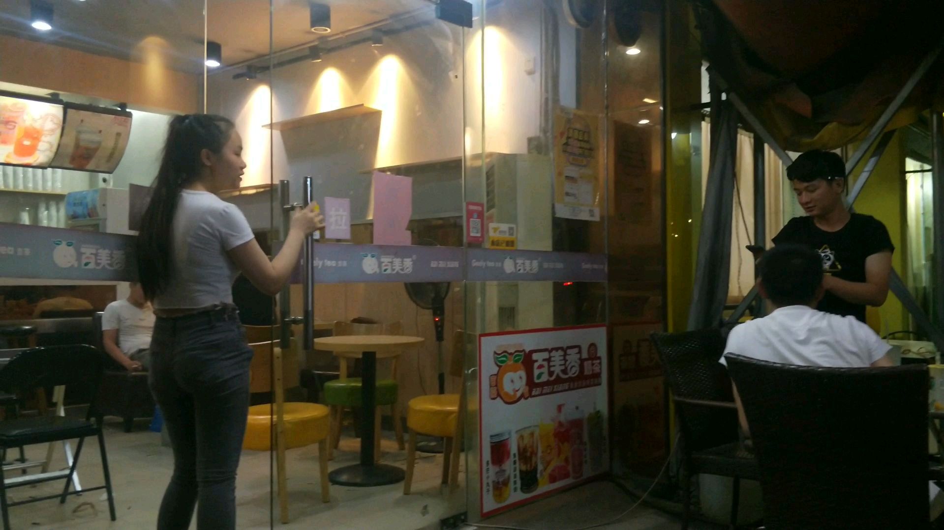 你知道奶茶店只招聘奶茶妹原因吗?工业园区活招牌,生意红火