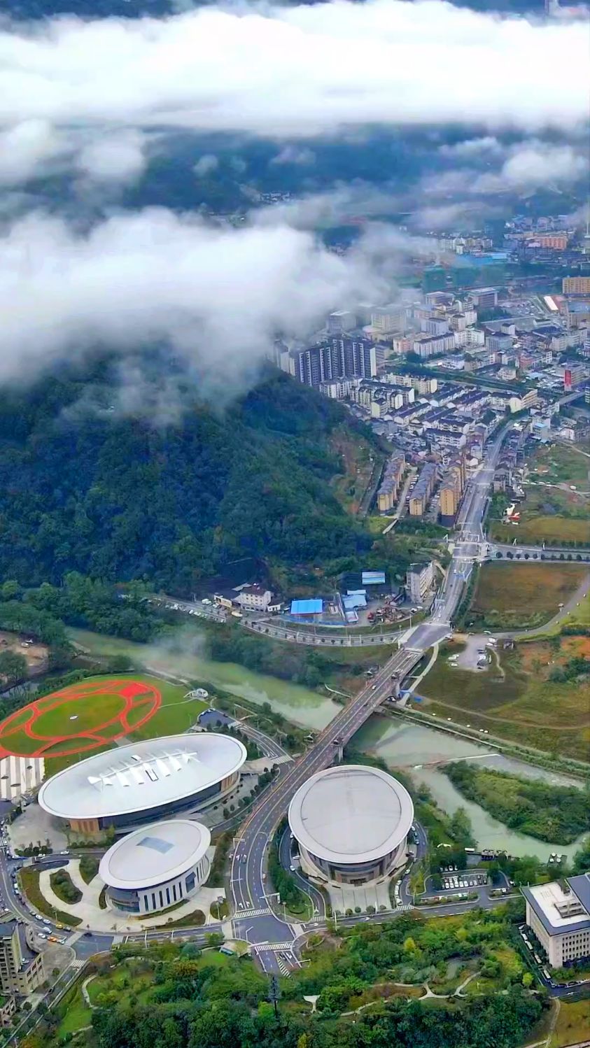 湖北宜昌,航拍五峰渔洋关,体育馆云雾缭绕-度小视