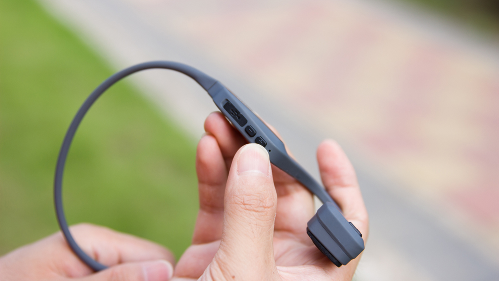 实际上这个耳机是挂在耳朵上面的,可以看到就算是近视眼,也不会与眼镜