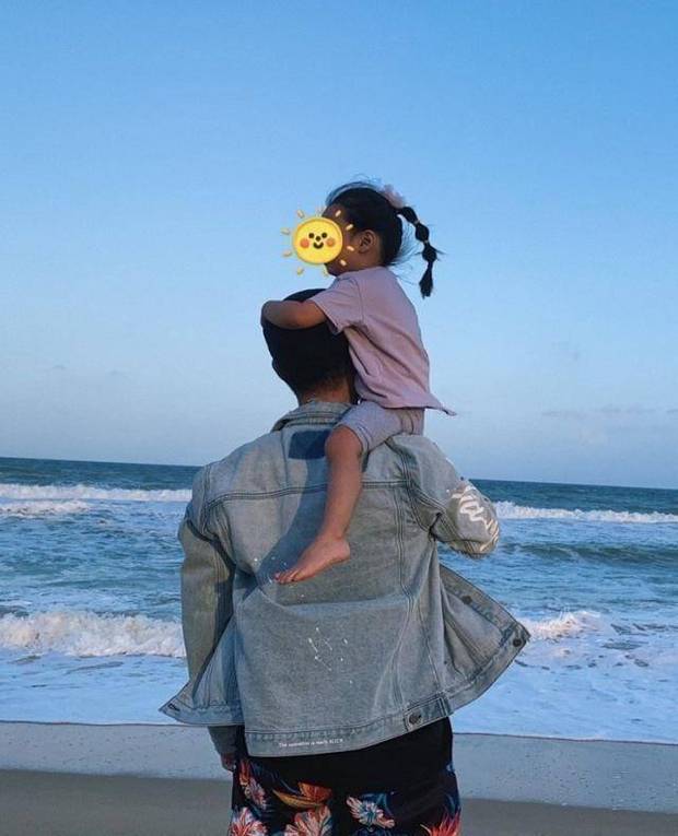 陈赫女儿奴属性爆表,小安安休闲打扮坐肩头,扎起小辫子呆萌可爱