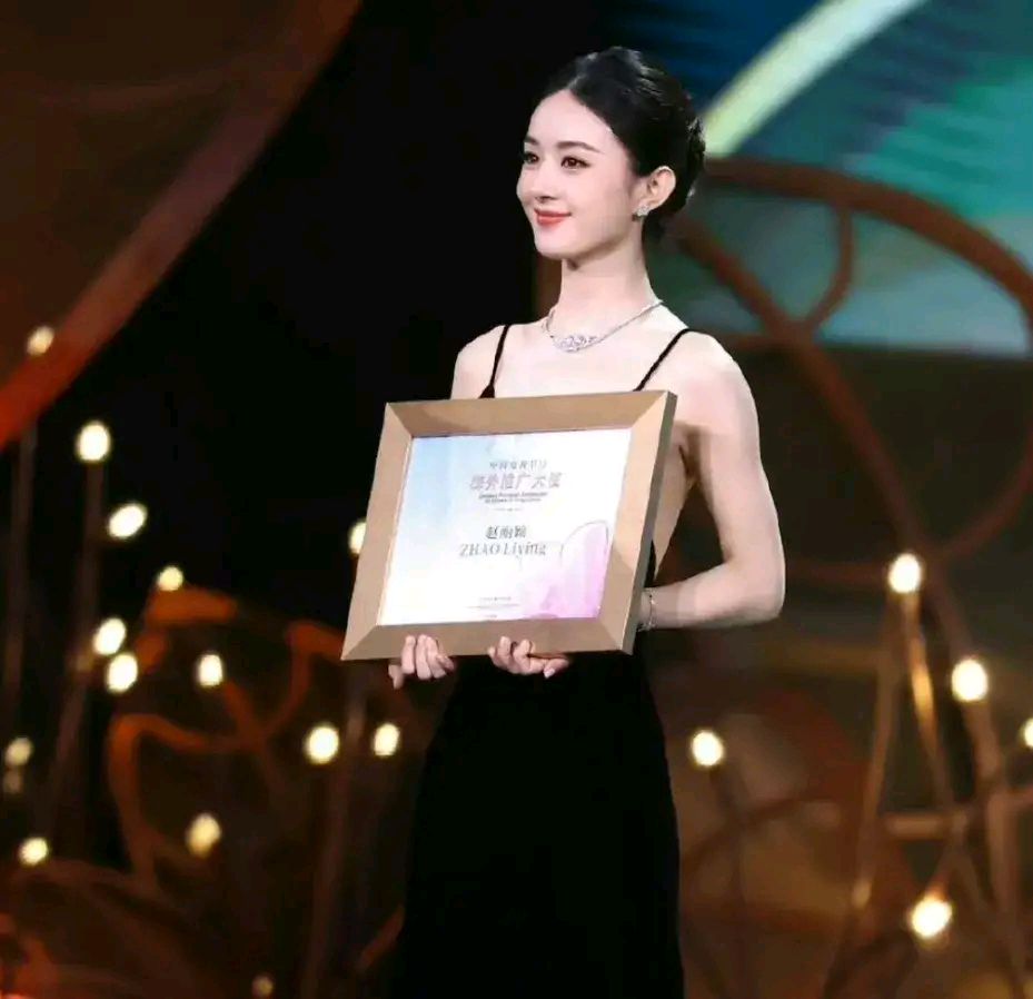 离婚后,赵丽颖独居上海喜欢一个人散步吃烤串,她内核十分的稳