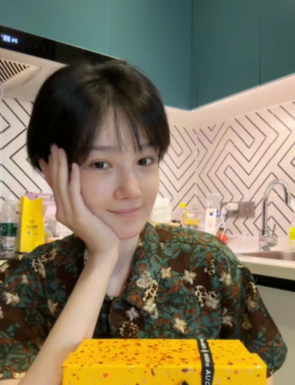 陈小纭晒近照气质变化大,素颜出镜面色憔悴,齐耳短发有种男生的既视感