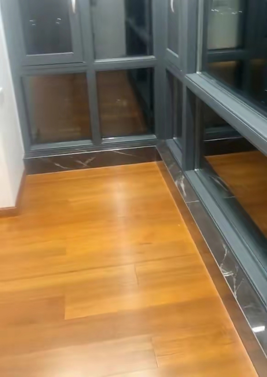 落地窗的窗台用大理石还是瓷砖?  一定是地砖上墙上窗台.