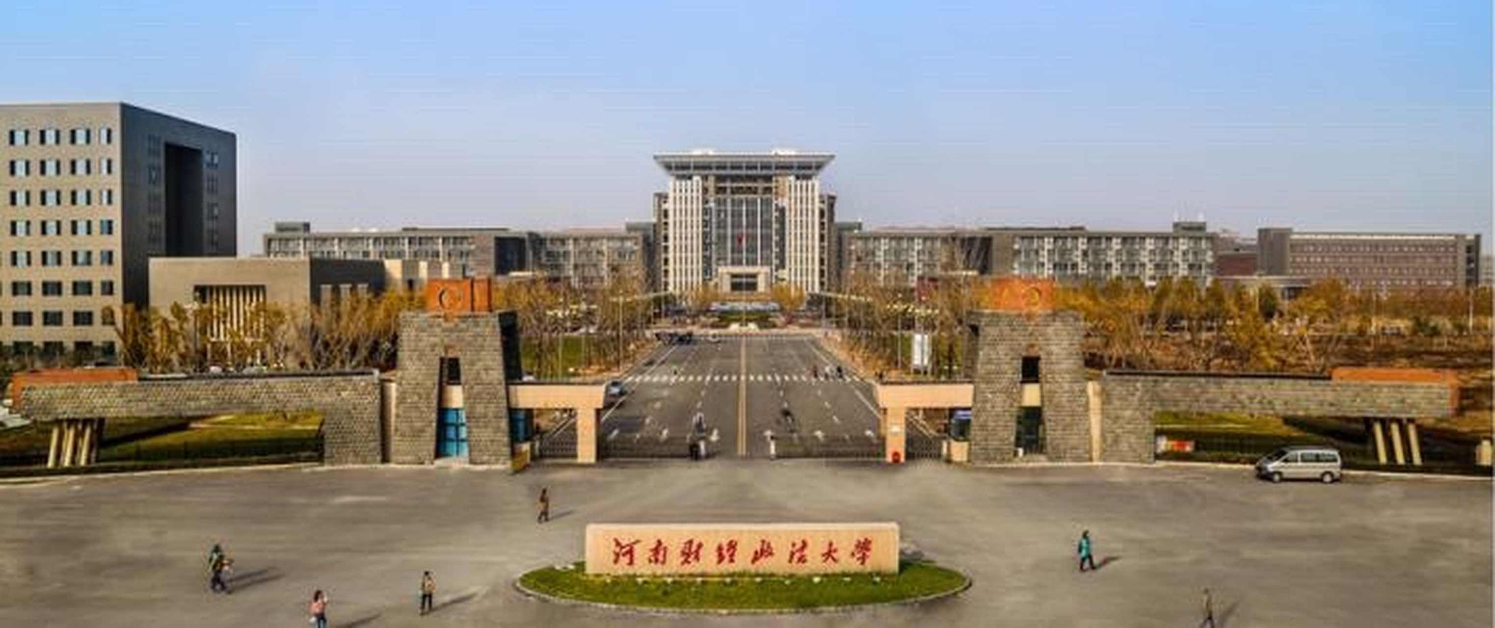河南财经政法大学,近些年发展是比较快的.