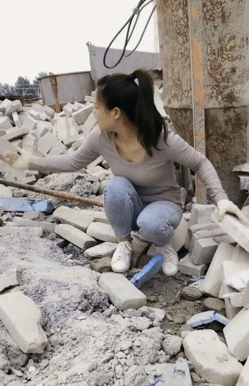 干活,困了,累了,就在工地找个凉快的地方躺下休息.