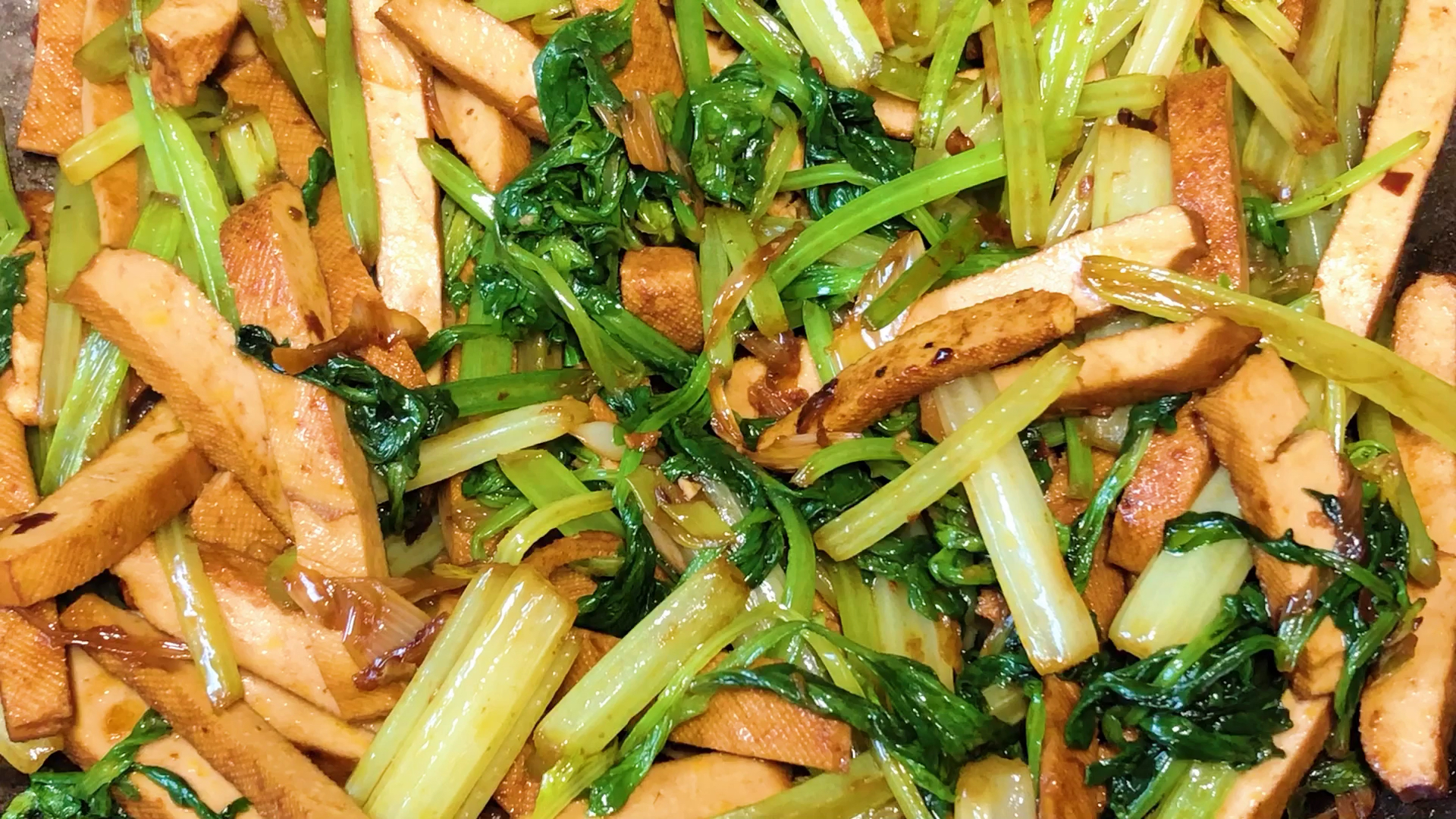 芹菜炒豆干先炒芹菜还是豆干?小技巧全在这里,芹菜脆嫩豆干入味