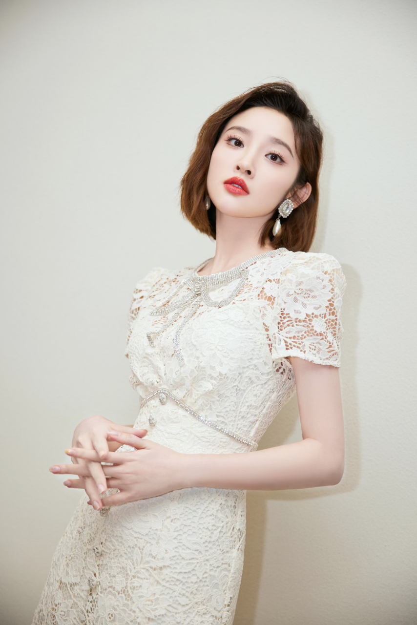 唐艺昕这回穿的真温柔,镂空设计的蕾丝裙配短发,温