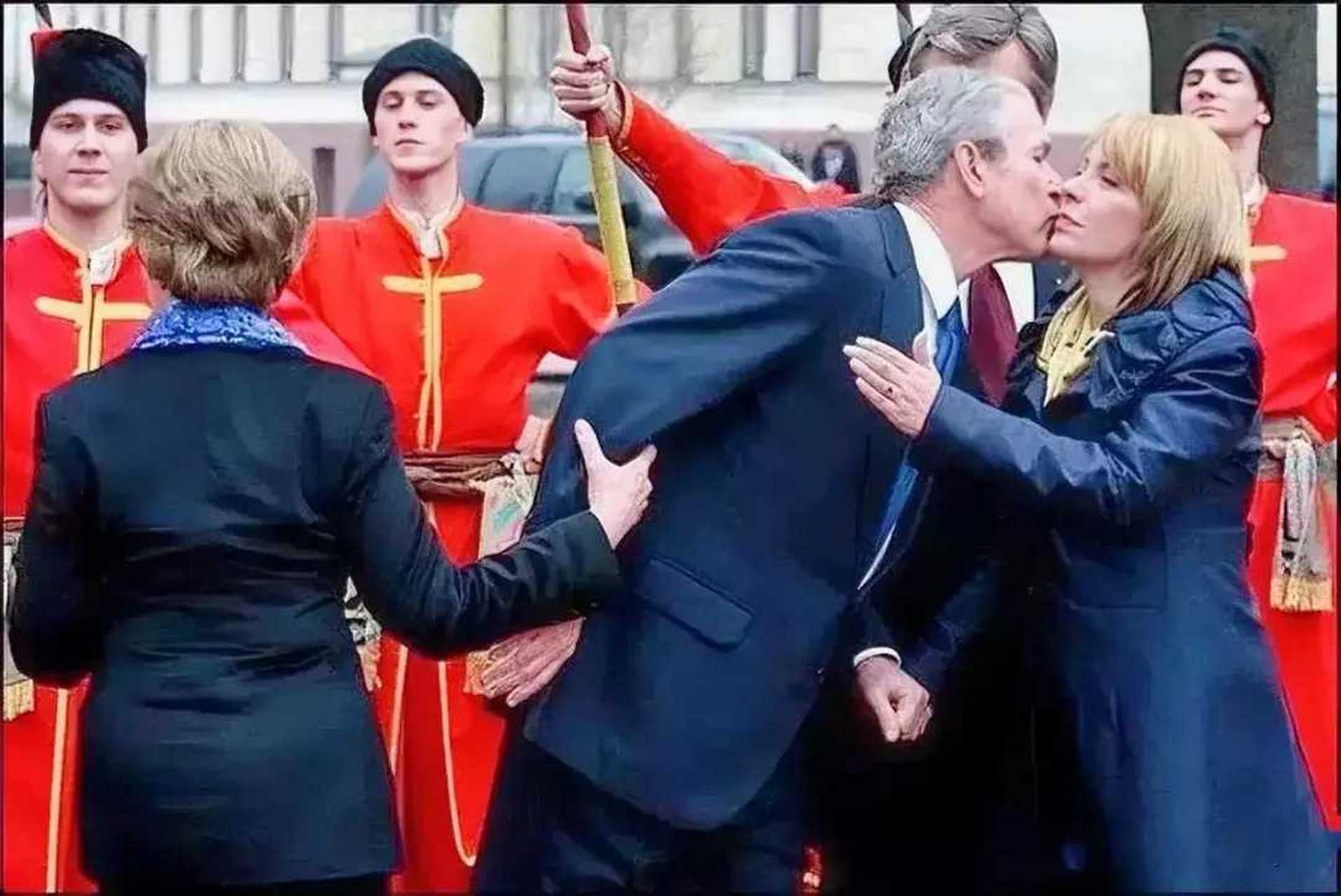 当年小布什访问乌克兰,在欢迎仪式上,小布什"强吻"了乌克兰前总统