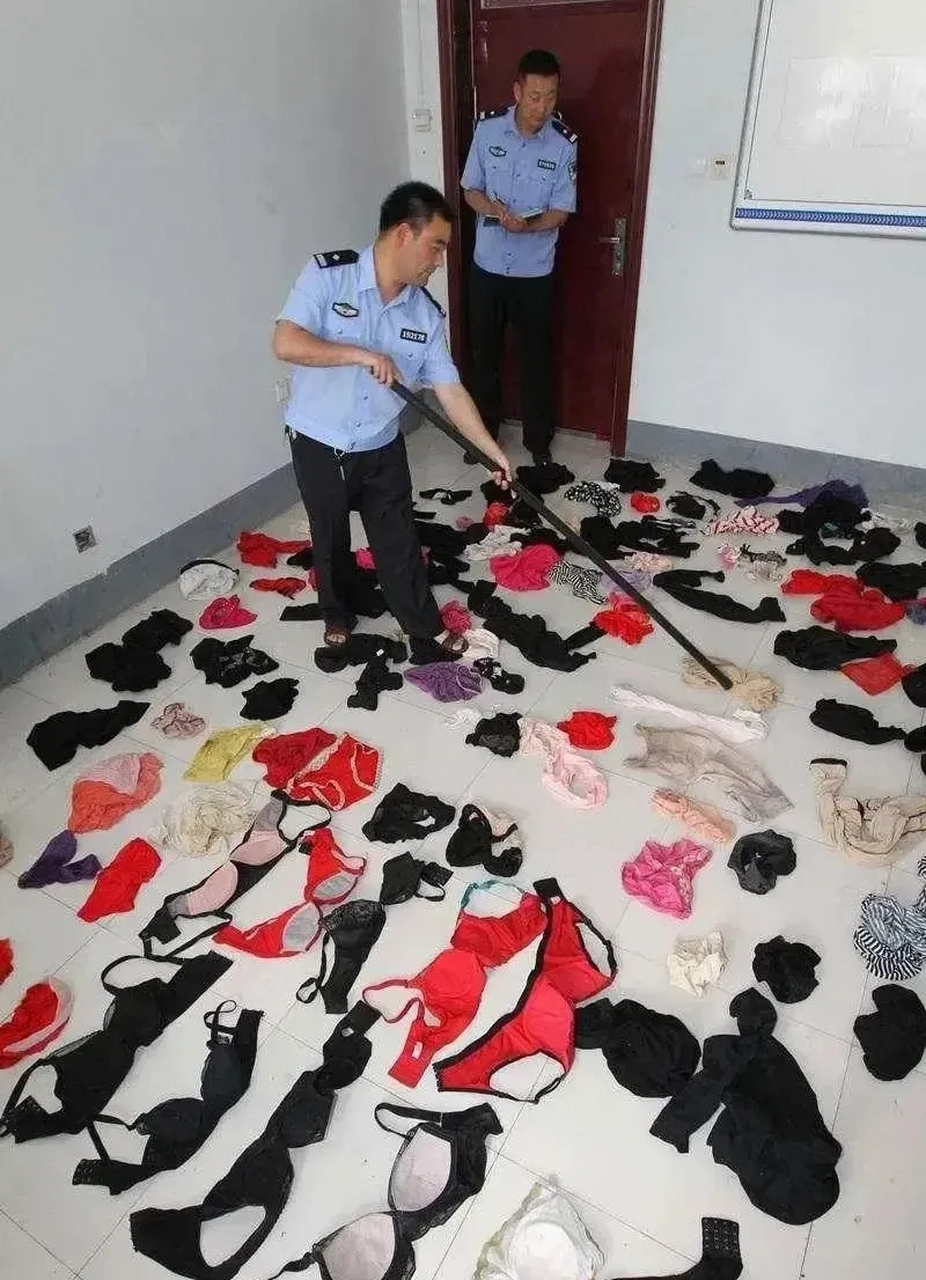 警察抓获一名48岁惯偷,专门偷女人内衣内裤,开门一看地上摆满了五颜