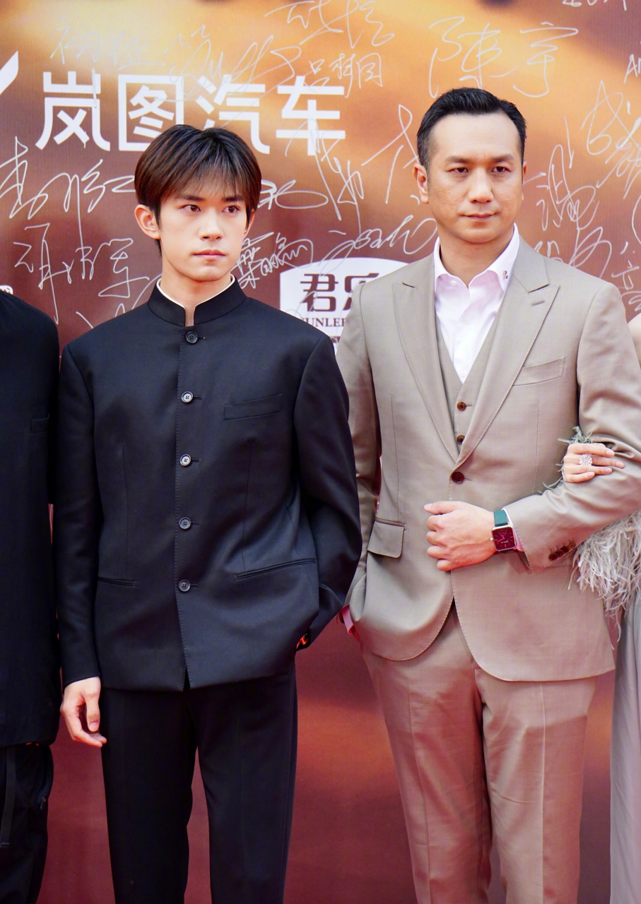 华表奖红毯开始了,《少年的你》主创曾国祥,许月珍,易烊千玺,黄觉