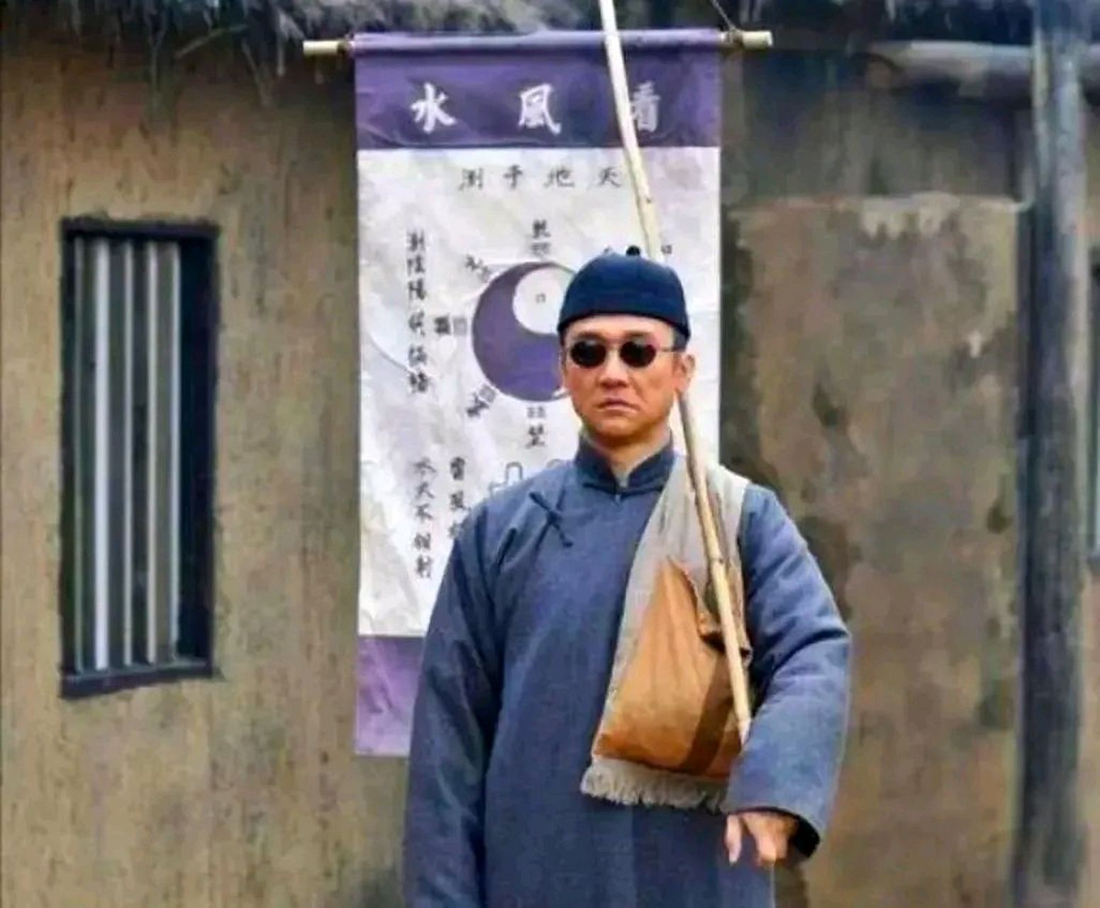 古时,有个风水先生临死前对儿子说:"我死之后不许