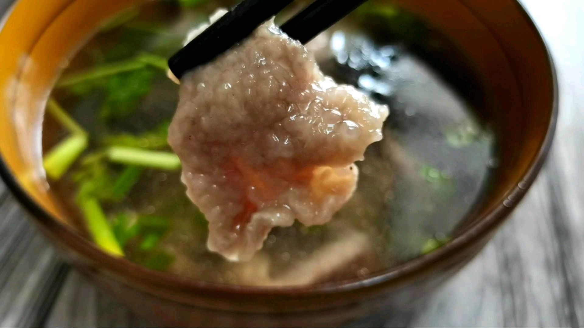 瘦肉别总炒着吃,像这样做成肉片汤,鲜香滑嫩,营养又健康